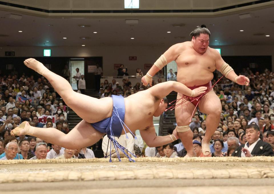 　大の里（左）が押し出しで大栄翔を下す