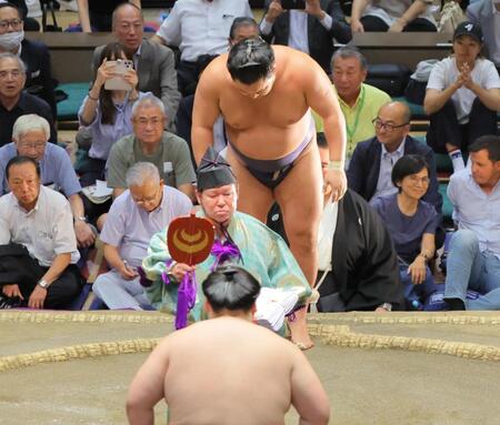 　木村庄之助（中央）が王鵬（手前）に軍配を上げる時に礼をして、審判からやり直しを言われた豊昇龍（撮影・吉澤敬太）