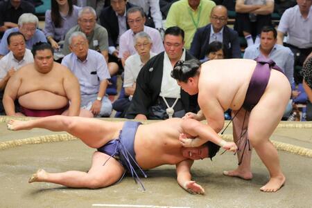 　王鵬（右）にすくい投げで敗れた豊昇龍（撮影・吉澤敬太）