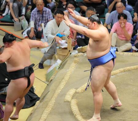 　正代（左）を押し出した大の里（撮影・吉澤敬太）