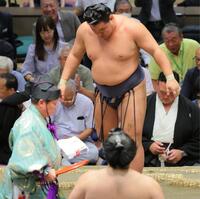 　王鵬（手前）に敗れ、礼をせずに土俵を去る豊昇龍（撮影・吉澤敬太）