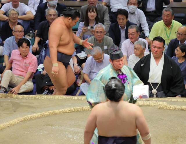 異例豊昇龍が敗戦後に礼やり直し　騒然