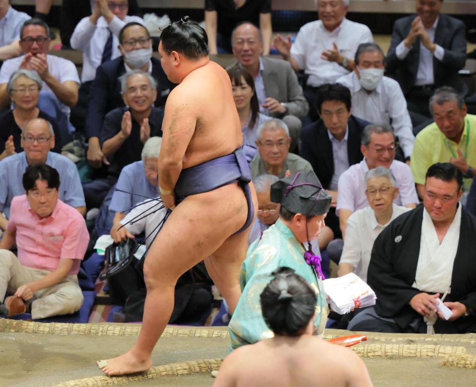 　王鵬（手前）に敗れ、礼をする前に土俵を去る豊昇龍（撮影・吉澤敬太）