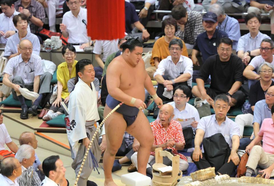 　礼をせず花道まで引き揚げた豊昇龍は、国技館がどよめく中、再び土俵に戻る（撮影・吉澤敬太）