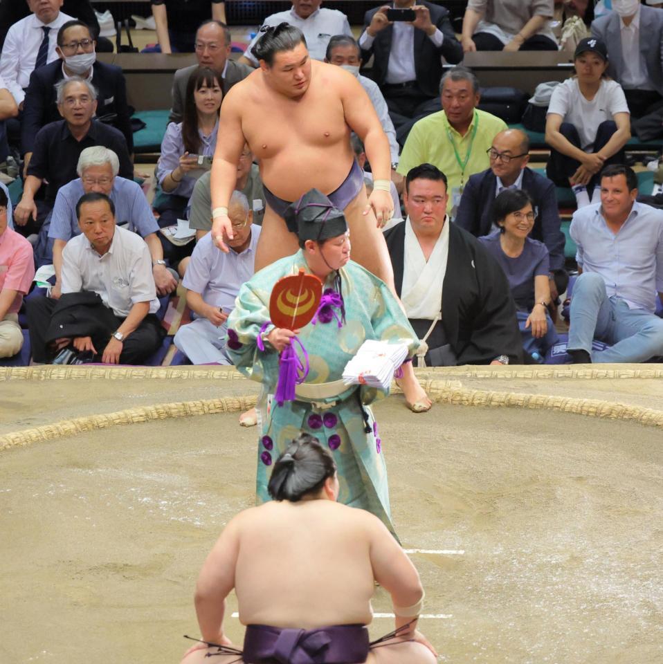 　木村庄之助（中央）が王鵬（手前）に軍配を上げる時に礼をして、審判からやり直しを言われた豊昇龍（撮影・吉澤敬太）