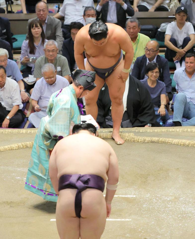 　木村庄之助（中央）が王鵬（手前）に軍配を上げる時に礼をして審判からやり直しを言われ、再度礼をする豊昇龍ら（撮影・吉澤敬太）