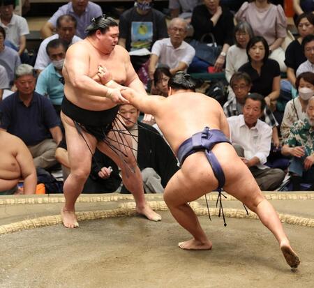 　豊昇龍（右）が押し出しで正代を下す