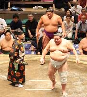 　剣翔（手前）を押し倒しで破り、全勝をキープの尊富士