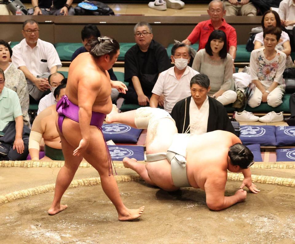 　剣翔（右）を押し倒しで破り、全勝をキープの尊富士