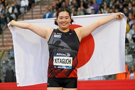 　女子やり投げで優勝し、日の丸を掲げて喜ぶ北口榛花（ＡＰ＝共同）