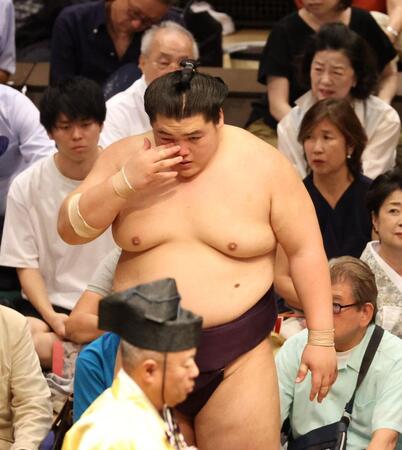 大相撲　右目が半分しか開かず、下部は変色の王鵬　動き回る翔猿を封じはたき込みで下す　国技館が大きな拍手に包まれる