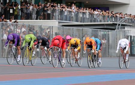 　準決勝第１０レースでゴールする１着の深谷知広（３）、２着の北津留翼（６）、３着の荒井崇博（９）＝宇都宮競輪場