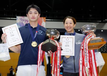 　男子サーブルで初優勝した坪颯登（左）と女子エペで２年連続９度目の頂点に立った佐藤希望＝沼津市総合体育館