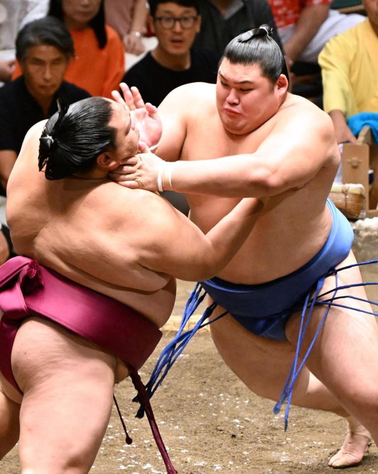 　御嶽海（左）を攻める大の里