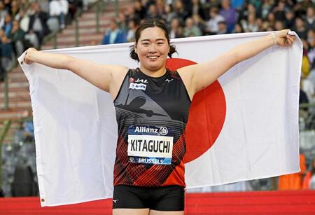 　 女子やり投げで優勝し、日の丸を掲げて喜ぶ北口榛花（ＡＰ＝共同）