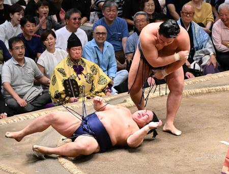 　豊昇龍（右）はすくい投げで平戸海を下す