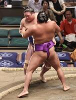 　尊富士（手前）に寄り切りで敗れる欧勝海