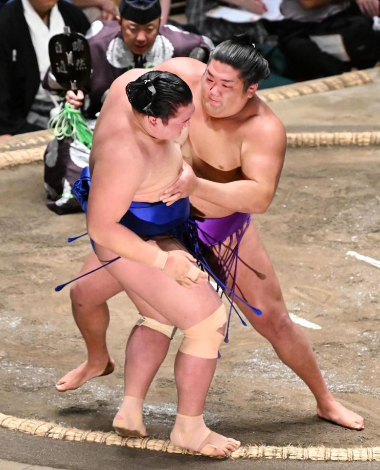 　尊富士（右）は寄り切りで欧勝海を破る