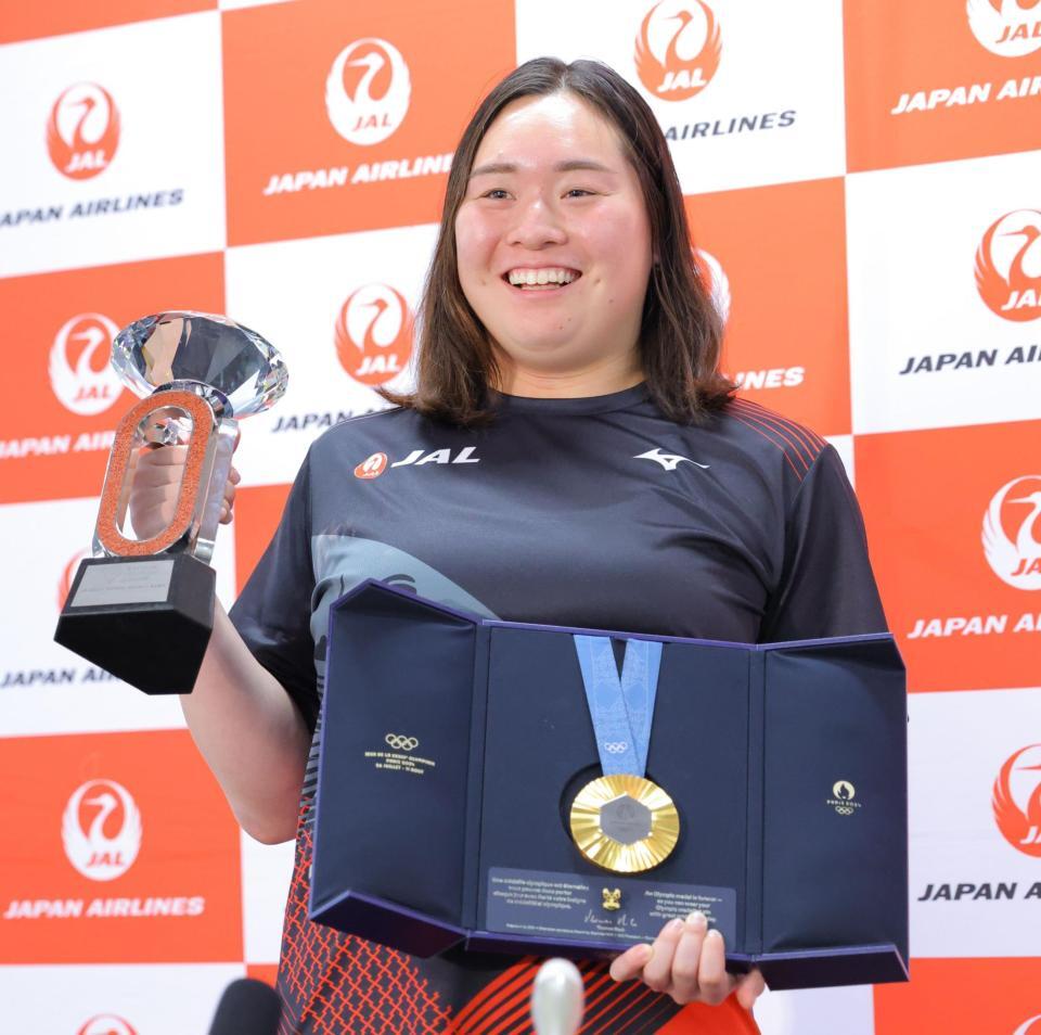 　笑顔でパリ五輪の金メダルとダイヤモンドリーグのトロフィーを持つ北口榛花（撮影・吉澤敬太）