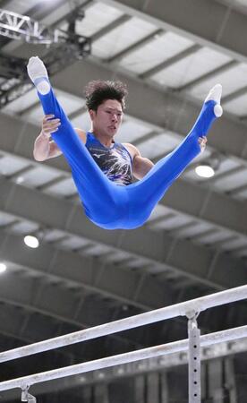 パリ五輪団体金・岡慎之助が平行棒圧勝Ｖ　着地ぴたりと止めライバル圧倒「自分らしい演技ができた」