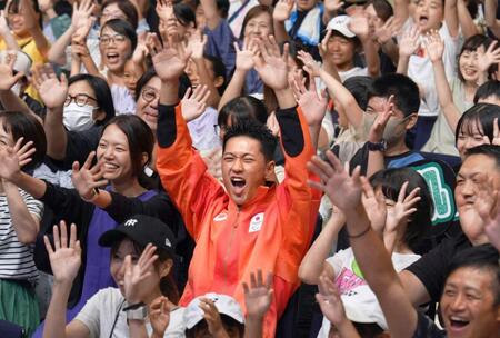 　トークイベントで参加者と記念写真に納まる車いすテニスの小田凱人（中央）