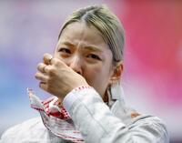 　女子サーブルで優勝し、感極まる江村美咲