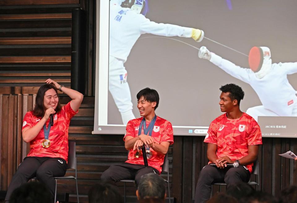 　トークで盛り上がる（左から）北口榛花、加納虹輝、村竹ラシッド（撮影・棚橋慶太）