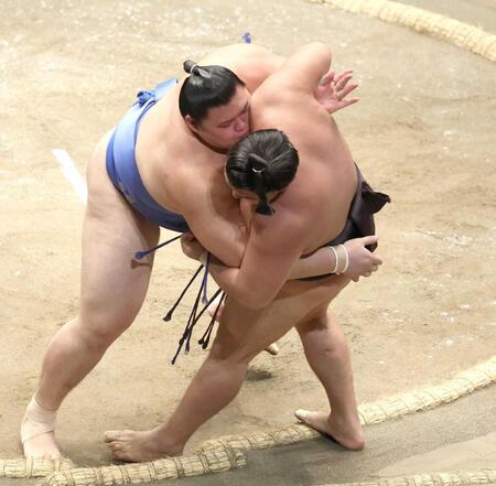 　霧島を寄り切りで破った大の里（撮影・金田祐二）