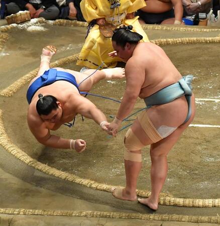 【動画】一気に前へ出た大の里　土俵外へドーンと飛び出すも軍配通りで１１連勝