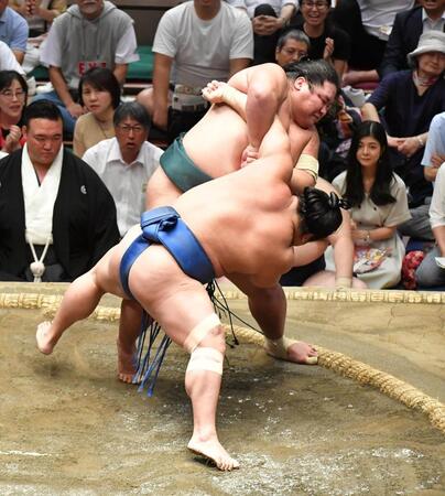 　若隆景（右）を小手投げで破った錦木（撮影・持木克友）