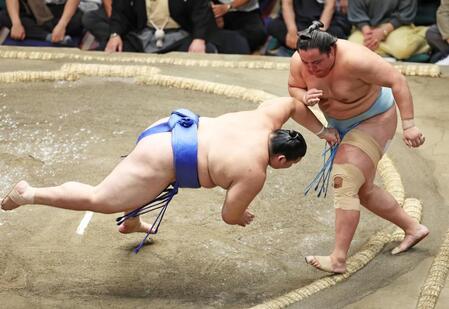 　大の里（左）押し出しで琴勝峰を下す