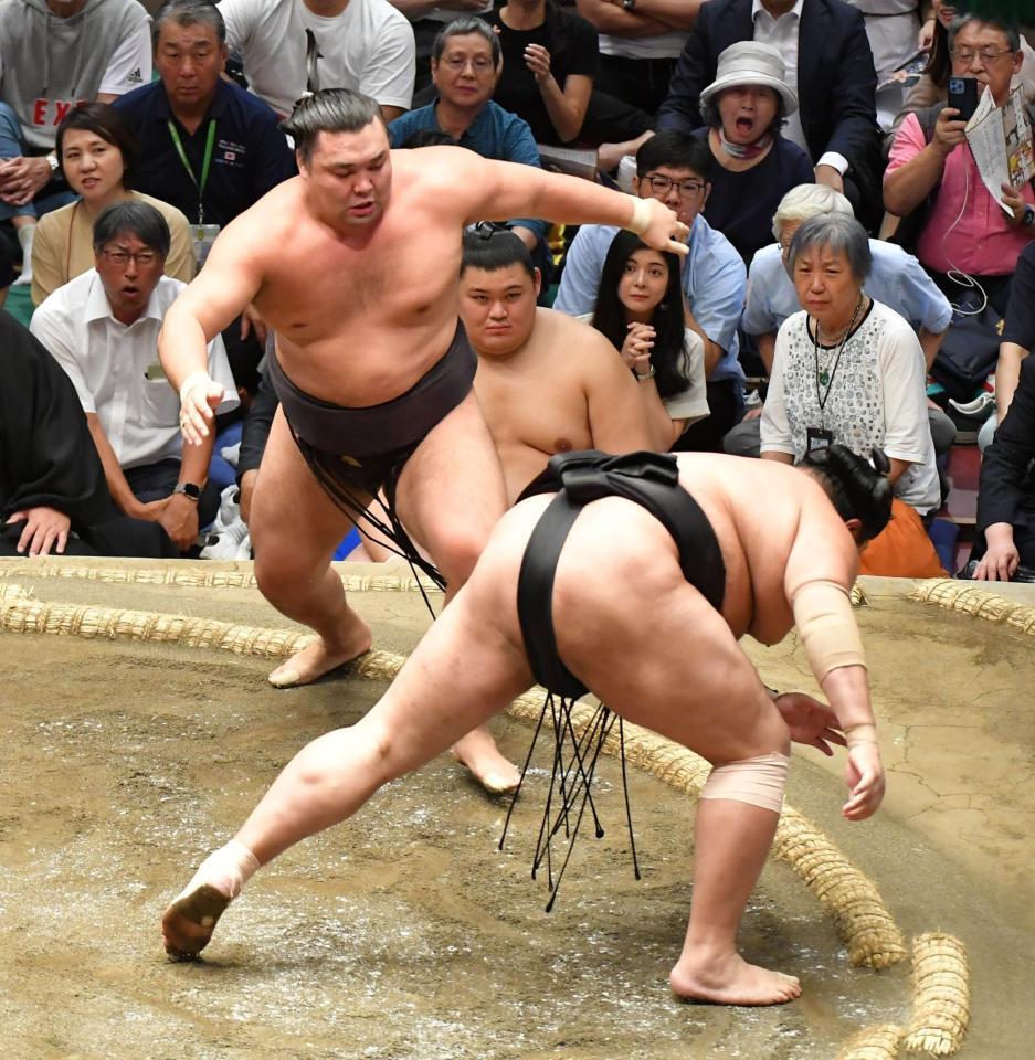 　阿炎（右）を叩き込みで破った霧島（撮影・持木克友）