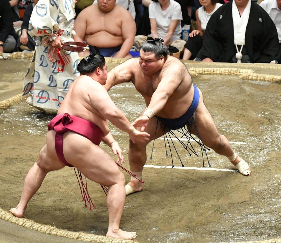 　遠藤（左）を突き出しで破った高安（撮影・持木克友）