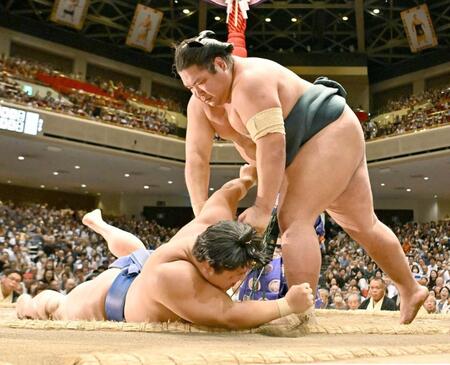 　小手投げで若隆景を破る錦木（撮影・久野功）