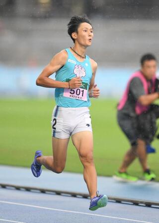 　男子１００ｍ予選６組、雨の中の力走で自己ベストを出した筑波大・鵜沢飛羽（撮影・伊藤笙子）