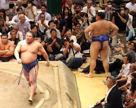 　大の里（右）を寄り切りで破った若隆景