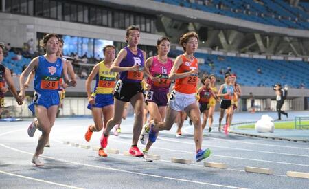 　女子１００００ｍスタート直後から先頭を走る拓大・不破聖衣来（中央右）＝撮影・伊藤笙子