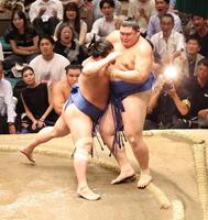 　若隆景（左）に寄り切りで敗れた大の里