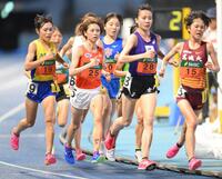 　女子１００００ｍ、レース終盤まで先頭集団に食らいつく拓大・不破聖衣来（中央左）＝撮影・伊藤笙子