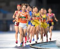 　女子１００００ｍ、中盤まで先頭集団を引っ張る拓大・不破聖衣来（撮影・伊藤笙子）