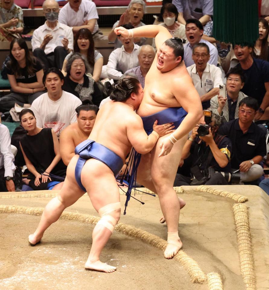 　若隆景（左）に寄り切りで敗れた大の里