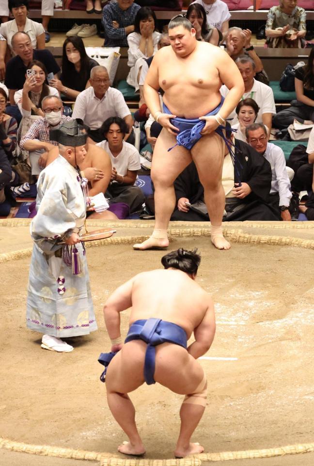 　若隆景（手前）に敗れた大の里