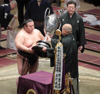 　２度目の幕内最高優勝を果たした貴景勝（左）は八角理事長（右）から天皇賜杯を受け取る＝２０年１１月