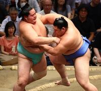 　大の里（右）が寄り切りで琴桜を破る