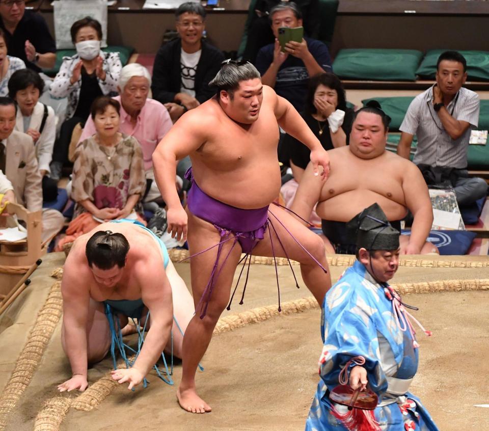 　獅司（左下）を突き落としで破った尊富士（撮影・開出牧）