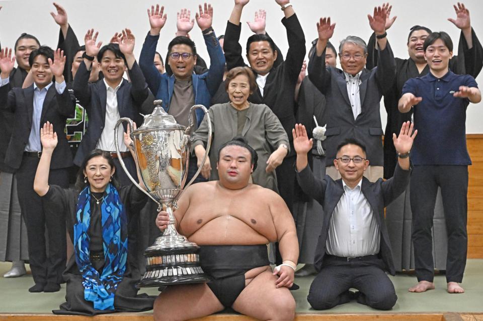 　大相撲秋場所で優勝し、賜杯を手に祝福を受ける貴景勝＝２３年９月