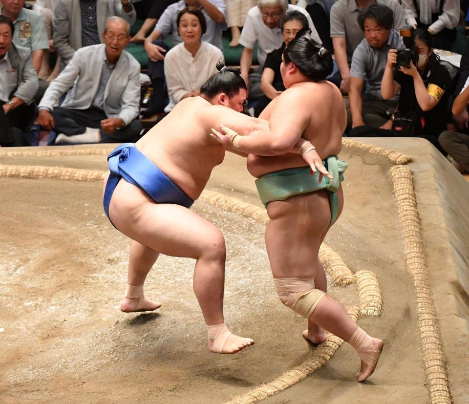 　琴桜（右）を寄りきりで破った大の里（撮影・開出牧）