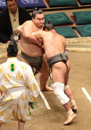 　津軽海（右）と激しくぶつかる朝阪神