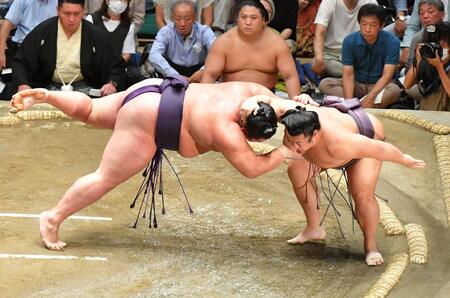 【写真】珍しっ！翔猿が「素首落とし」の珍手で勝利　２０１９年九州場所以来の決まり手　土俵際で大逆転