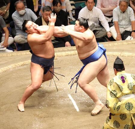 　豊昇龍（左）を激しく攻める大の里